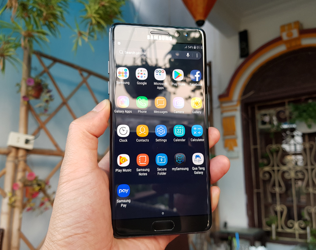 Galaxy Note FE sở hữu màn hình cong tràn hai cạnh 5.7 inch kết hợp công nghệ Super Amoled, độ phân giải cao cấp QHD cho chất lượng hiển thị hoàn hảo như rạp chiếu phim với độ tương phản màu sắc sáng tối rõ rệt, sắc nét hơn và màu đen sâu hơn.