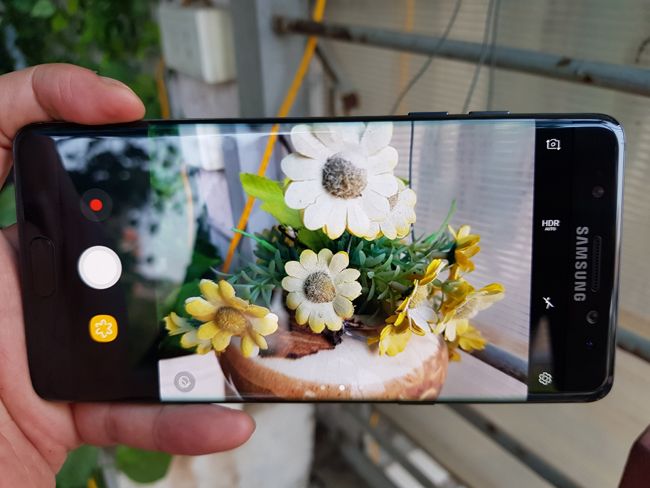 Camera trên Note FE sử dụng công nghệ cảm biến ảnh kép Dual Pixel, Camera sau 12 MP, khẩu độ F1.7.