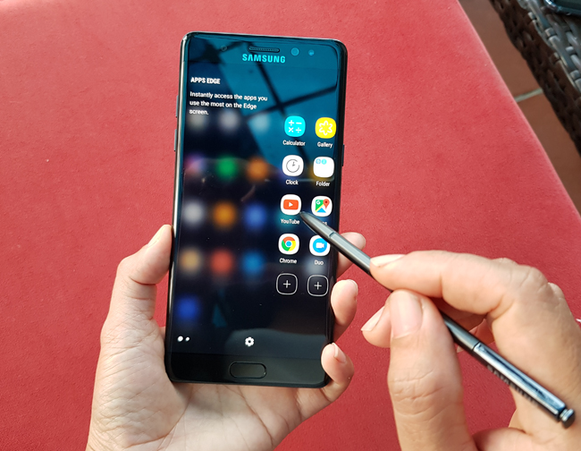 Tâm điểm của Galaxy Note là S Pen. S Pen của Galaxy Note FE có đầu bút nhỏ, cho thao tác nhanh nhạy, chính xác như một cây bút thật. Người dùng có thể dễ dàng truy xuất ghi chú ngay trên màn hình hiển thị hay màn hình khóa mà không cần mở ứng dụng, đồng thời ghim các ghi chú quan trọng và chỉnh sửa trực tiếp trên màn hình luôn hiển thị Always On Display. Bút S Pen còn mang đến khả năng sáng tạo bất tận với Smart Select, giúp tạo ảnh GIF trong chớp mắt từ video đang xem chỉ trong vài thao tác đơn giản.