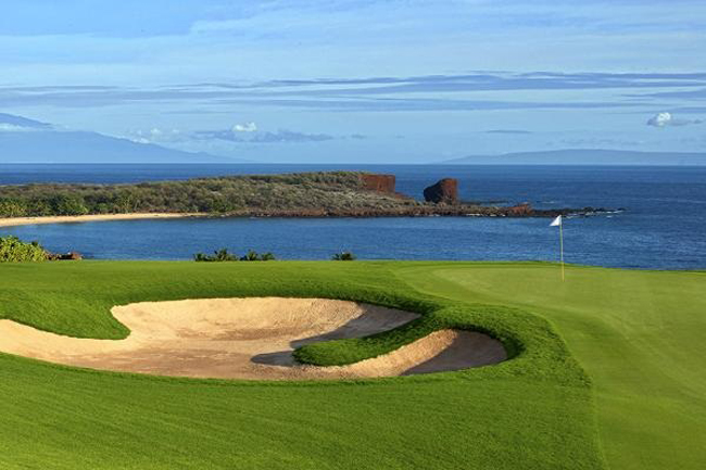 Sân golf lớn.