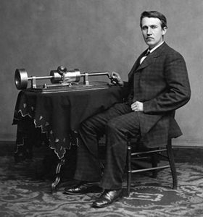 3. Thomas Edison là cha đẻ của hơn 1000 phát minh có ảnh hưởng lớn tới sự phát triển của lịch sử loài người, trong đó nổi bật là bóng đèn sợi đốt, máy ghi âm, máy ảnh,… Ông là 1 trong những nhà khoa học giàu ý tưởng phát minh nhất trong lịch sử. Tuy ông không hoàn toàn là người đầu tiên có ý tưởng cho nhiều loại phát minh, nhưng với những đóng góp của mình, Thomas Edison hoàn toàn xứng đáng đứng đầu danh sách này.