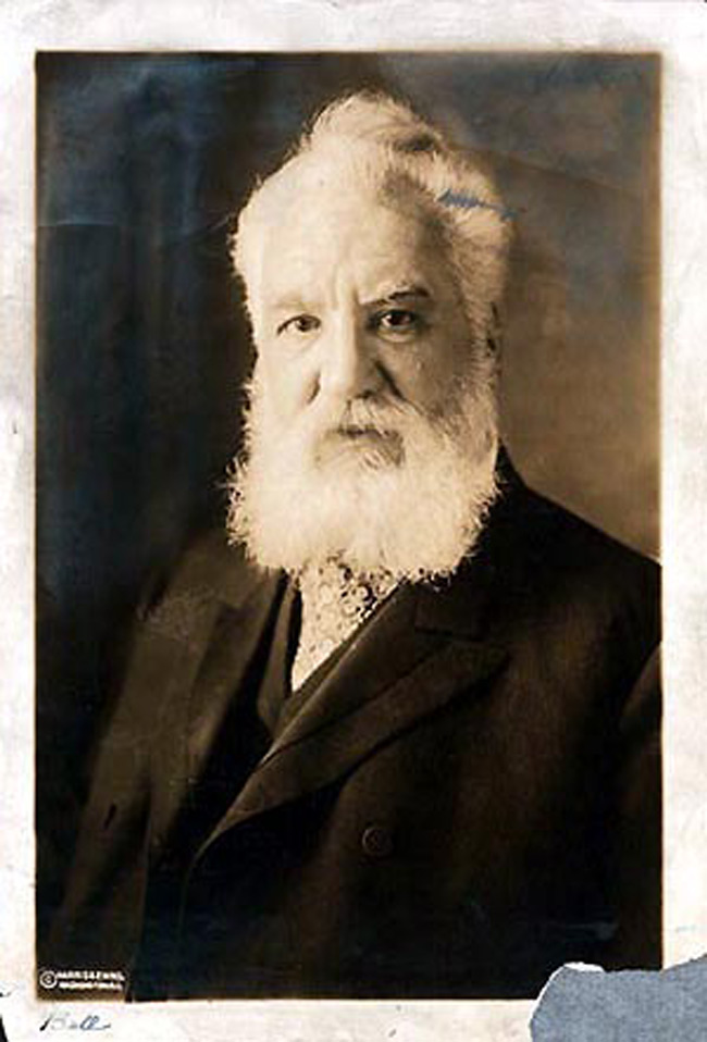 4. Alexander Graham Bell nổi tiếng nhất với tư cách là người phát minh ra chiếc điện thoại đầu tiên trong lịch sử. Không chỉ vậy, ông còn là tác giả của rất nhiều sáng chế khác như máy dò kim loại, máy trợ thính,…