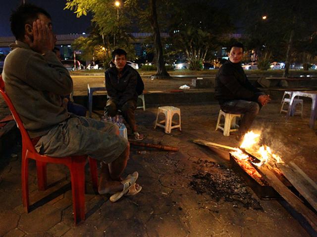 Người Hà Nội đốt lửa sưởi ấm trong đêm rét nhất từ đầu mùa đông
