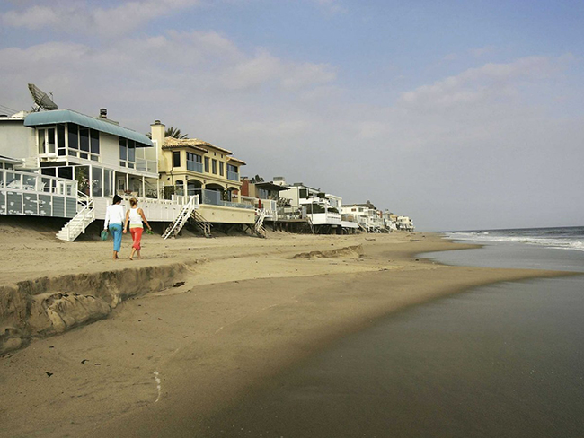 Ellison còn sở hữu hơn 20 căn nhà ở Malibu, California. Trong đó có ít nhất 10 căn tại bãi biển Carbon Beach – nơi quy tụ nhiều tài phiệt trên thế giới. Năm 2013, ông chi 18 triệu USD để mua lại căn nhà của Jerry Bruckheimer, nhà sản xuất phim nổi tiếng. Tháng 4 năm nay, giới bất động sản xôn xao tin đồn Ellison trả 48 triệu USD để tậu thêm một căn nhà gồm 5 phòng ngủ.