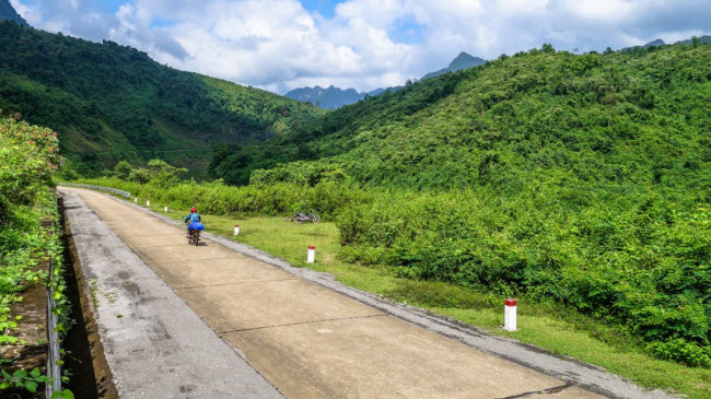 Đồi núi trùng điệp dọc tuyết đường Hồ Chí Minh.