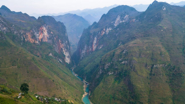 Hẻm núi sâu nhất Đông Nam Á có thể được tìm thấy tại khu vực giữa Đồng Văn và Bảo Lạc. Đèo Mã Pí Lèng là một trong những thách thức lớn nhất dành cho người đi mô tô ở Việt Nam, nhưng nơi đây có cảnh đẹp mê hồn.