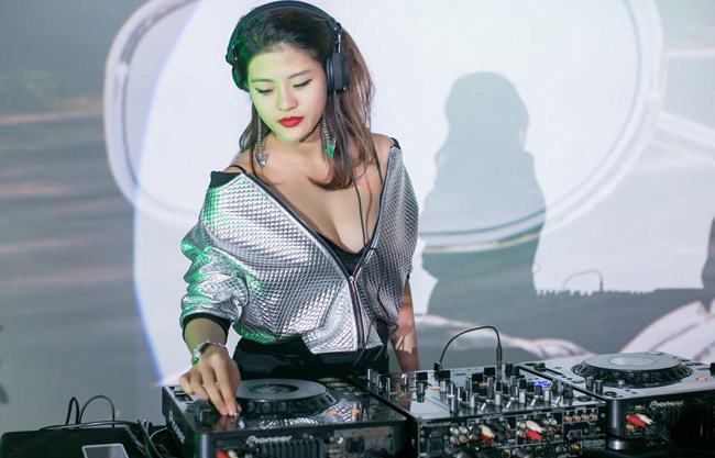 Làm nghề DJ nhưng Ngọc Anh chưa bao giờ bị chồng phàn nàn về cách ăn mặc.