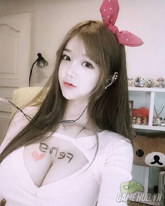 Trang phục sexy, trễ nải giúp tôn lên dáng vóc đầy đặn của Soo Bin.&nbsp;