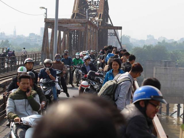 Dân Thủ đô chen chân lên cầu Long Biên xem gỡ bom