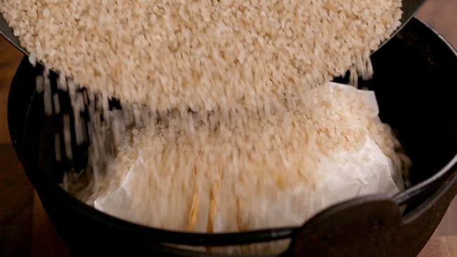 Tuyệt chiêu làm gà nướng muối vàng ươm, thơm phức không cần lò nướng - 5