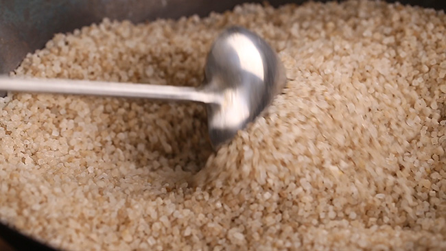 Tuyệt chiêu làm gà nướng muối vàng ươm, thơm phức không cần lò nướng - 3