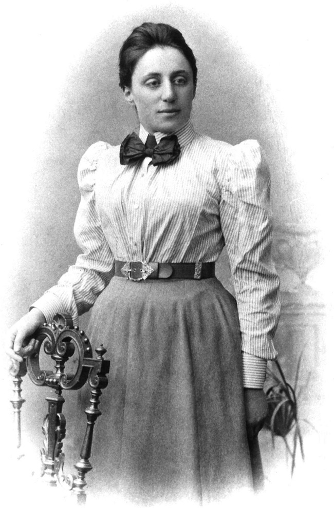 1. Amalie Emmy Noether &#40;Đức, 1882-1935&#41; là nhà khoa học nổi tiếng với những đóng góp cơ bản và đột phá trong lĩnh vực đại số trừu tượng và vật lý lý thuyết. Bà là 1 trong những nhà toán học nữ có nhiều đóng góp nhất trong lịch sử. Tuy nhiên, vào thời điểm bà đang sống, phụ nữ không được chấp thuận bất kỳ 1 vị trí hàn lâm chính thức nào. Bởi vậy, mặc dù được mời gia nhập khoa Toán ở trường Đại học Göttingen, một trung tâm nghiên cứu toán học nổi tiếng thế giới, bà vẫn vấp phải sự phản đối mạnh mẽ của của những người thuộc khoa Triết học và phải giảng dạy 4 năm tại đây dưới tên của Giáo sư Hilbert.