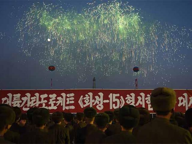 Cách hàng ngàn người Triều Tiên mừng vụ phóng tên lửa cực mạnh