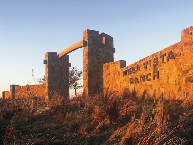 Pickens đã sở hữu trang trại Mesa Vista Ranch rộng gần 26.000 ha nằm tại Panhandle Texas trong 46 năm. Trang trại này, từ lâu đã trở thành nơi thư giãn như săn bắn và chơi golf của Pickens. Tuy nhiên, hiện Pickens đã quyết định bán Vista Ranch vì lý do sức khỏe. &#34;Bán trang trại là một điều khôn ngoan cho một người đã &nbsp;89 tuổi&#34;, ông tuyên bố.&nbsp;