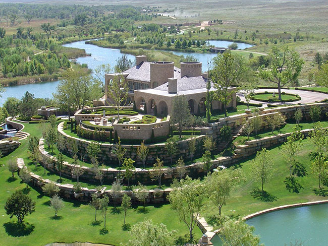 Mesa Vista Ranch rộng khoảng 26.000 ha nằm tại Texas Panhandle, phía đông bắc của Amarillo. Pickens chia sẻ:&nbsp;&#34;Đã đến lúc để thu xếp cuộc sống và công việc của tôi theo thứ tự. Có rất nhiều lý do để bán trang trại ngay bây giờ, ít nhất là bởi hiện Masa Vista đang là một trong những khối bất động sản tuyệt vời nhất trên thế giới mà tôi muốn được chia sẻ niềm tự hào của tôi với cá nhân nào đó cũng yêu thích nó.&#34;