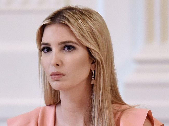 Ivanka, con gái của Tổng thống Trump chia sẻ với MyMorningRoutine.com về những bữa ăn sáng đặc biệt của cô trước khi cha cô được bầu vào Nhà Trắng. Để tránh những &#34;quyết định mệt mỏi&#34;, Ivanka cho biết cô và các con của cô ăn sữa chua Hy Lạp với quả mọng hoặc bột yến mạch được phủ một lớp với hạt lanh, quả goji, quế, óc chó và hạnh nhân. Ivana cũng uống một ly nước chanh hoặc cà phê mỗi sáng.