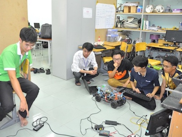 Sinh viên VN ”phát sốt” với cuộc thi lập trình xe tự hành mùa 2