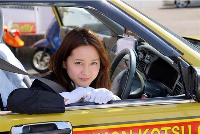 Dù là người mẫu nổi tiếng song Ikuta vẫn gắn bó với công việc lái xe taxi. Trên mạng xã hội, fan của cô thậm chí từng bình luận hài hước rằng, hãng xe của Ikuta luôn đông khách vì ai cũng muốn có dịp được &#34;ở chung cùng một không gian&#34; với cô.