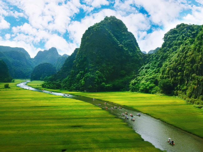 Ninh Bình, Việt Nam: Nằm cách thành thủ đô Hà Nội khoảng 100 km, thành phố Ninh Bình được coi là “Vịnh Hạ Long trên cạn” của Việt Nam. Nơi đây nổi tiếng với nhiều phong cảnh đẹp như núi, vách đá vôi và rừng. Du khách có thể đi thuyền dọc sông để khám phá các hang động trong vườn quốc gia Cúc Phương hay tham quan Cố đô Hoa Lư.