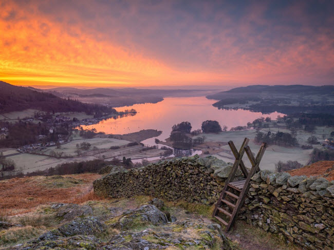 Quận Hồ, Cumbria, Anh: Đây là địa điểm chính xác nhất với những gì du khách tưởng tượng về phong cảnh đồng quê ở Anh quốc. Dãy đồi uốn lượn, dòng suối êm đềm và đá phủ đầy rêu là những nét đặc trưng nhất ở quận Hồ.