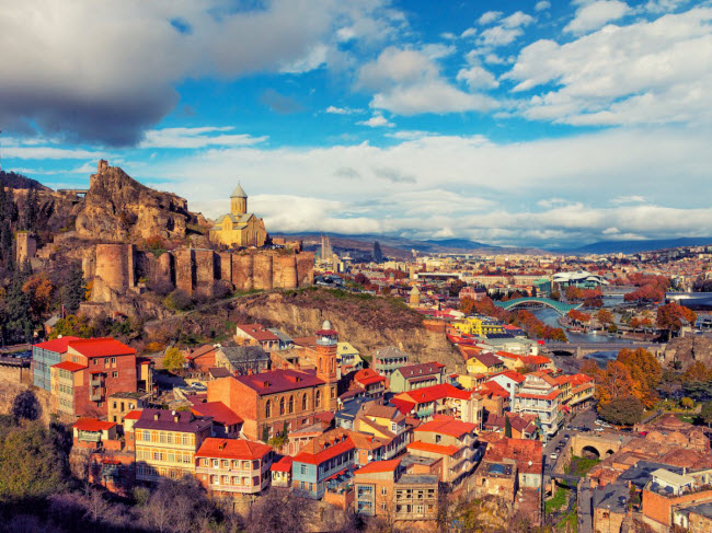 Tbilisi, Georgia: Thành phố này thường bị phần lớn du khách bỏ qua, nhưng nơi đây ẩn chứa nhiều điều thú vị do nằm ở điểm giao thoa giữa phương Đông và phương Tây. Du khách có thể trải nghiệm các con phố lát đá cuội, nhà thờ hàng trăm năm tuổi, rượu vang và phong cảnh đẹp.