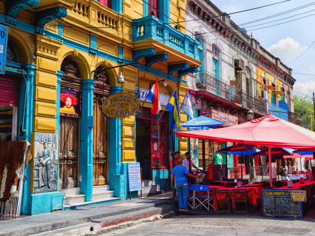 Buenos Aires, Argentina: Năm ngoái, đồng đô la Mỹ tăng 13,5% ở Argentina. Điều này đồng nghĩa nếu du khách đang tìm kiếm địa điểm giàu văn hóa và chi phí rẻ, thì Buenos Aires là lựa chọn khá hợp lý. Thành phố này nổi tiếng với các công trình kiến trúc đẹp, âm nhạc đa dạng, những điệu nhảy tango và ẩm thực cùng con người thân thiện.