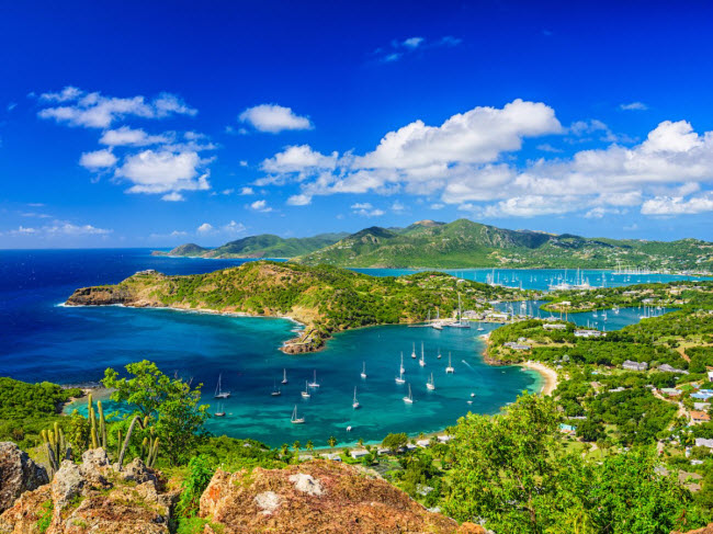 Antigua: Hòn đảo ở Caribbe được các chuyên gia du lịch đánh giá là điểm đến hàng đầu đối với du khách trong năm 2018. Nơi đây có nhiều bãi biển hoang sơ và phong cảnh đẹp. Du khách có thể đến bến tàu Nelson để chiêm ngưỡng những chiếc du thuyền sang trọng.