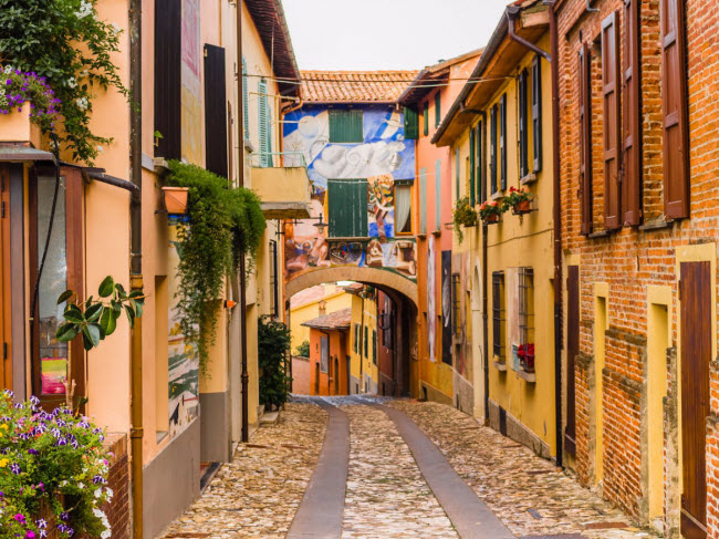 Emilia Romagna, Italia: Nhờ nằm ở vị trí chiến lược giữa sông Po và núi Apennine, Emilia Romagna là một trong những khu vực màu mỡ nhất ở Italia. Du khách có thể đi lang thang qua các đường phố lát đá sỏi và chiêm ngưỡng phong cảnh đẹp của các ngôi làng thời Trung cổ và thưởng thức ẩm thực hấp dẫn.