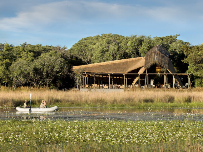 Vườn quốc gia Liuwa Plain, Zambia: Là một trong những địa điểm hoang dã thực sự cuối cùng ở phía nam châu Phi, Zambia trở thành điểm đến ưa thích của những người mê khám phá. Khu nghỉ dưỡng King Lewanika Lodge mới mở cửa trong vườn quốc gia Liuwa Plain giúp du khách có thể vừa nghỉ&nbsp;ngơi giữa không gian thiên nhiên hoang dã châu Phi.