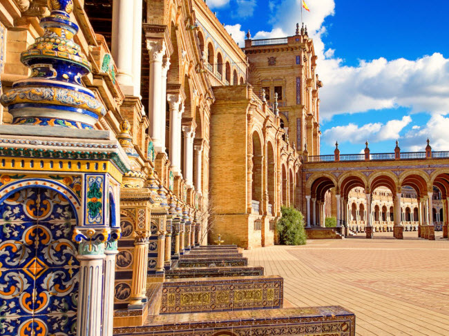 Seville, Tây Ban Nha: Thủ phủ của vùng Andalucía đã cấm ô tô, đồng thời khuyến khích sử dụng xe đạp và tàu điện, &nbsp;giúp thu hút du khách tới thành phố. Tạp chí du lịch uy tín Lonely Planet cũng bình chọn Seville là thành phố đáng tới thăm nhất năm 2018.