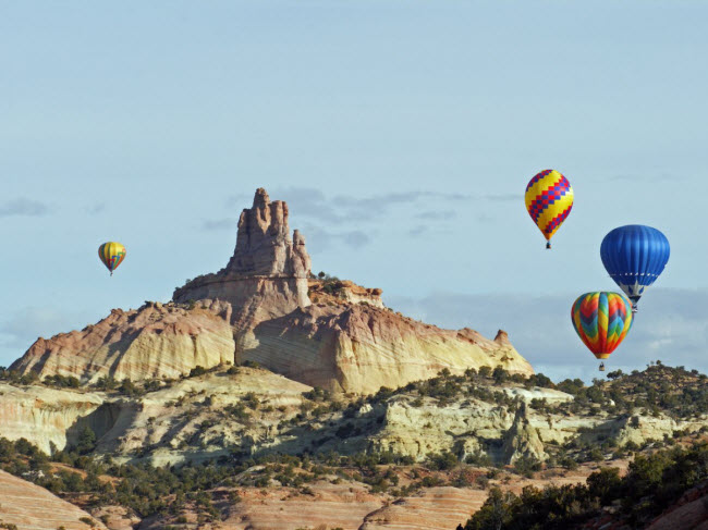 New Mexico, Mỹ: Đây là địa điểm hấp dẫn với những du khách thích hoạt động ngoài trời. Bạn có thể khám phá sa mạc cát, đá đỏ, phong cảnh đẹp trong vườn quốc gia Carlsbad Caverns cũng như tham quan các bảo tàng và triển lãm ảnh ở thành phố Santa Fe.