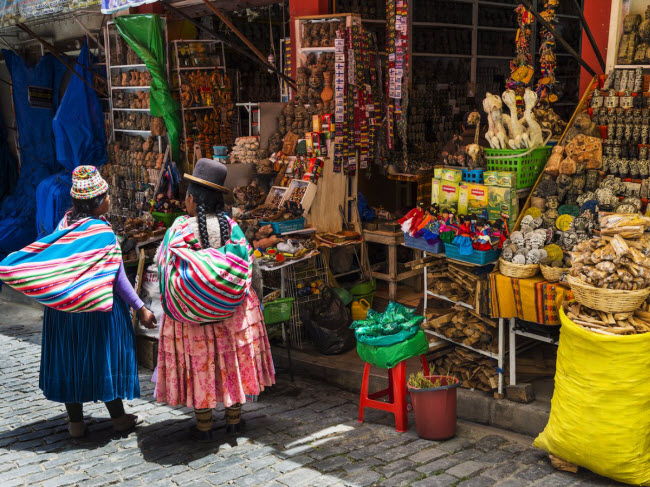 La Paz, Bolivia: Thành phố là thủ đô cao nhất trên thế giới nằm trên Cao nguyên Altiplano, cách mặt nước biển hơn 3.500 m. Hệ thống cáp treo ở đây giúp du khách có thể chiêm ngưỡng phong cảnh xung quanh thành phố với mật độ dân cư dày đặc.