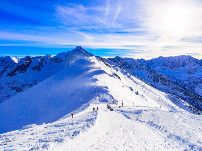 Núi Tatra, Ba Lan: Được coi là dãy Alps của Ba Lan, dãy núi Tatra cũng đẹp không kém gì núi Alps trong khi chi phí tham quan rẻ hơn nhiều. Cáp treo đưa du khách lên đỉnh núi được xây dựng vào những năm 1930 và là một trong những hệ thống cáp treo đầu tiên ở châu Âu.