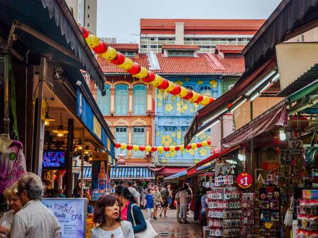 Singapore: Đây là điểm giao thoa của các nền văn hóa châu Á cùng với các tòa nhà cao tầng hiện đại, khách sạn sang trọng, chợ ẩm thực đông đúc. Nếu du khách nghỉ tại khách sạn Marina Bay Sands, có thể chiêm ngưỡng toàn cảnh thành phố từ trên tầng 57 của tòa nhà.