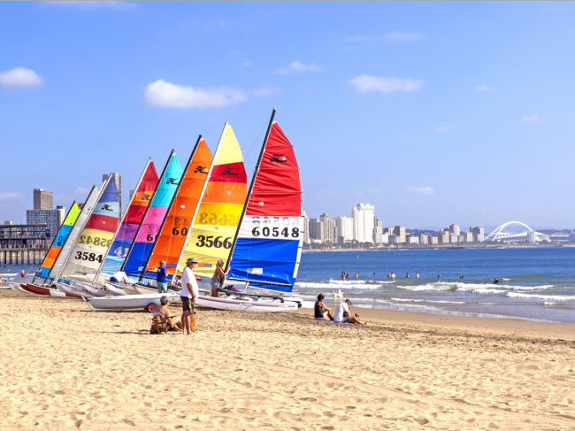 Durban, Nam Phi: Cách 1 giờ bay từ thành phố Johannesburg, thành phố biển Durban vẫn chưa được nhiều du khách biết đến. Nhưng điều đó không đồng nghĩa nơi đây kém hấp dẫn. Những người mê lướt ván sẽ thích sóng lớn ở đây, trong khi du khách thích cảm giác mạnh có thể tham gia lặn ngắm cá mập.