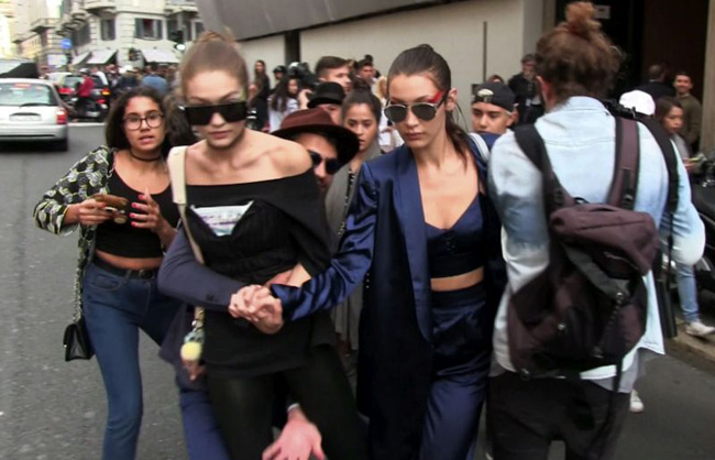 Nói tới việc bảo vệ cơ thể trước những pha sàm sỡ không thể không kể tới Gigi Hadid.&nbsp;Sau khi trình diễn xong show Max Mara, Gigi Hadid cùng em gái Bella Hadid thoải mái, vui vẻ bước khỏi tòa nhà và giao lưu một chút với người hâm mộ.