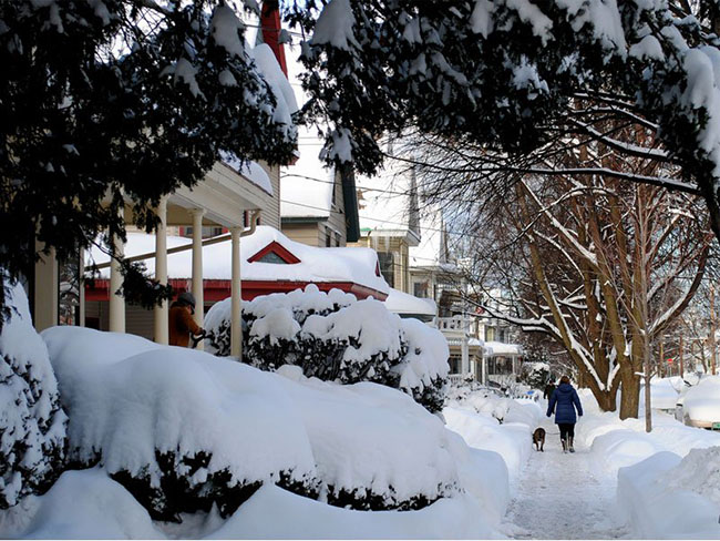 Woodstock, Vermont: Vermont là một trong những thành phố chào đón giáng sinh tưng bừng nhất ở Hoa Kỳ. Ở thị trấn Woodstock lịch sử này, lễ hội giáng sinh với truyền thống văn hóa từ thế kỷ 19 sẽ được tổ chức tại Bảo tàng Farming &amp; Billings, bao gồm một cuộc diễu hành với hơn 50 con ngựa và người đi bộ tham hóa trang thành nhiều nhân vật với các toa xe và xe trượt tuyết.