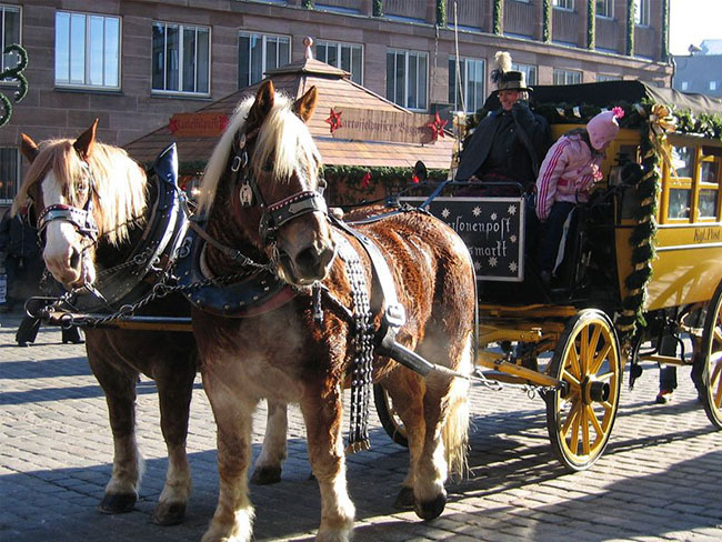 Nuremberg, Đức: Vào mùa Giáng sinh ở Nuremberg, Đức, thị trường du lịch thu hút tới hơn hai triệu du khách mỗi năm. Khi đi lang thang dọc các con phố được tranh trí rực rỡ, bạn sẽ được thưởng thức những hương vị hấp dẫn của loại rượu tự sản xuất nhâm nhi cùng với bánh hạnh nhân, xúc xích và khoai tây nướng thơm ngọt ngào.