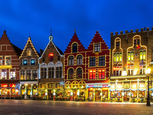 Bruges, Bỉ: Bruges, Bỉ với những kiến trúc từ thời Trung cổ rất quyến rũ du khách vào mùa giáng sinh, khi trung tâm thành phố biến thành một cuộc diễu hành Giáng sinh,và một sân trượt băng lớn. Du khách đến từ trước Lễ Tạ ơn cho tới qua năm mới, có thể thưởng thức Lễ hội Điêu khắc Băng. Lễ hội năm nay có tới 40 nghệ sĩ tạo ra những tác phẩm tuyệt vời từ 300 tấn băng và 400 tấn bông tuyết.