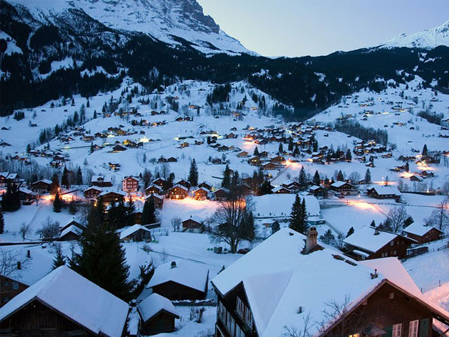 Grindelwald, Thụy Sỹ: Ngôi làng Grindelwald nằm dưới chân hai đỉnh núi Alps của Thụy Sĩ – ngôi làng đẹp đến nỗi từng xuất hiện trong khá nhiều bộ phim bao gồm bộ phim nổi tiếng &#34;The Golden Compass&#34;. Ngôi làng cả trở nên nổi tiếng vào mùa giáng sinh do bầu không khí đặc biệt quyến rũ trong những ngày nghỉ lễ cuối năm.