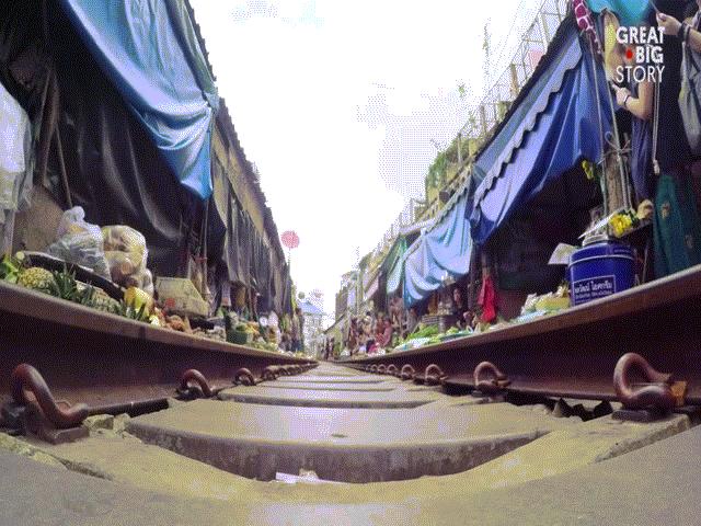 Khám phá khu chợ ”cận kề sự sống và cái chết” nổi tiếng tại Thái Lan