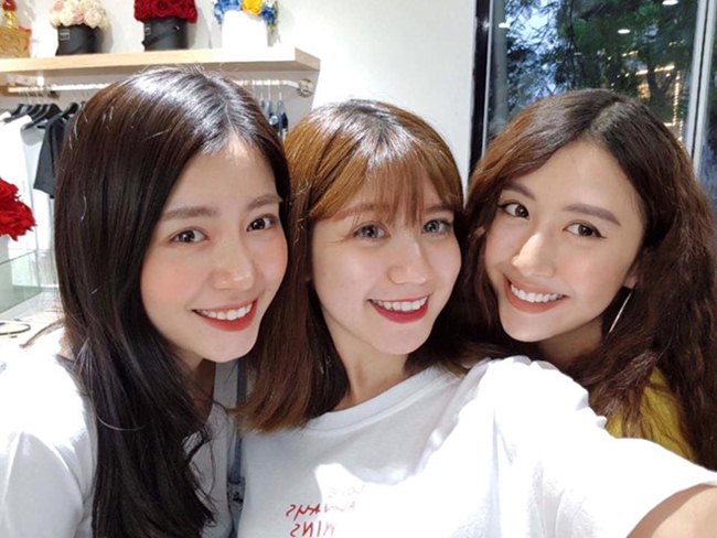 Từng có tin đồn bộ 3 tan rã nhưng tháng 8, người hâm mộ lại thấy 3 cô nàng vui vẻ selfie cùng nhau tại sự kiện khai trương cửa hàng thời trang của An Japan.