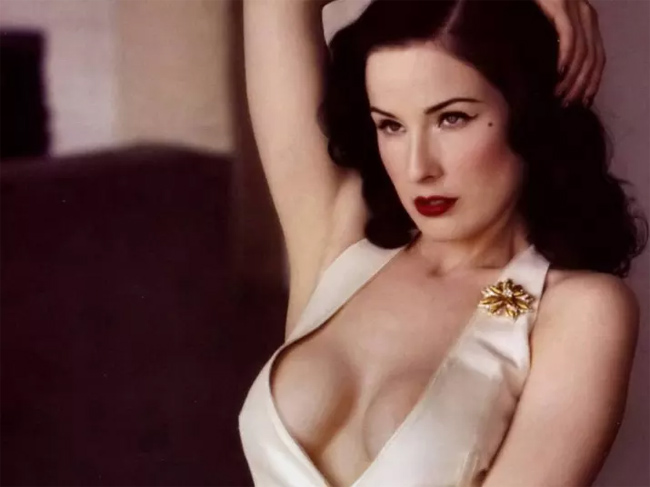 Dita Von Teese quan niệm rằng vẻ đẹp thực sự phải có sự kết hợp cả&nbsp;trong lẫn ngoài, từ những thứ bạn ăn và từ những bài tập thể dục. Biết cân bằng hai điều này sẽ khiến mọi phụ nữ đều xinh đẹp và tươi trẻ.