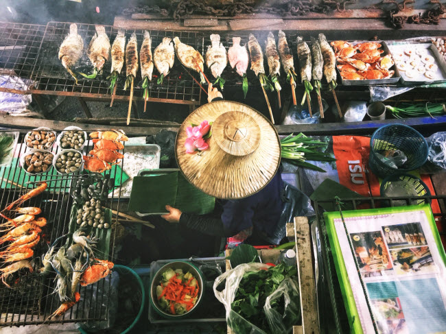 2. Bangkok, Thái Lan &#40;23,3 triệu khách&#41;: Thành phố này hấp dẫn du khách nhờ các chợ nổi trên hệ thống kênh dày đặc cùng nhiều đền chùa có kiến trúc đẹp. Bangkok cũng là một trong những thành phố nổi tiếng thế giới về ẩm thực đường phố.