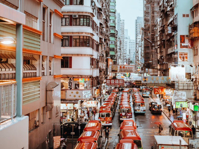 1. Hong Kong &#40;25,7 triệu khách&#41;: Thành phố đông đúc này thu hút hàng triệu du khách trong năm 2017. Lợi thế ở đây là có nhiều trung tâm thương mại hiện đại và các khu chợ đêm hấp dẫn.