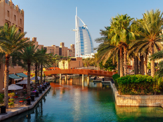 6. Dubai, UAE &#40;16 triệu khách&#41;: Thành phố là quê hương của tòa nhà cao nhất thế giới Burj Khalifa cũng như khách sạn hình cánh buồm Burj Al Arab được xây dựng trên đảo nhân tạo.