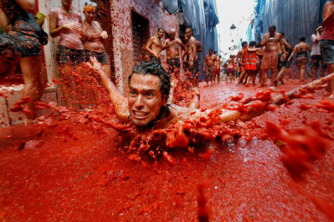 Người đàn ông trượt trong nước cà chua tại lễ hội La Tomatina ở Buñol, Tây Ban Nha.