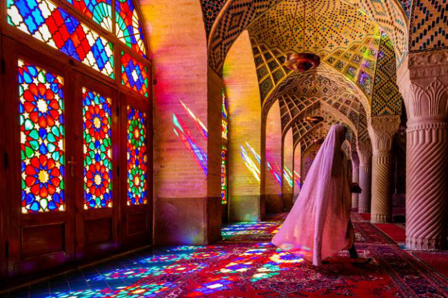 Cửa sổ kính màu tạo nên những họa tiết sặc sỡ trên thảm trong nhà thờ Nasir al Molk ở Shiraz, Iran.