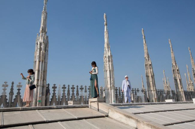 Du khách tham quan nhà thờ Duomo ở thành phố Milan, Italia. Đây là một trong những nhà thờ lớn nhất châu Âu, có thể chứa 20.000 người.