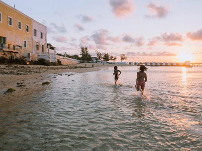 Mặt trời lặn trên bãi biển gần pháo đài São Sebastião ở Mozambique.